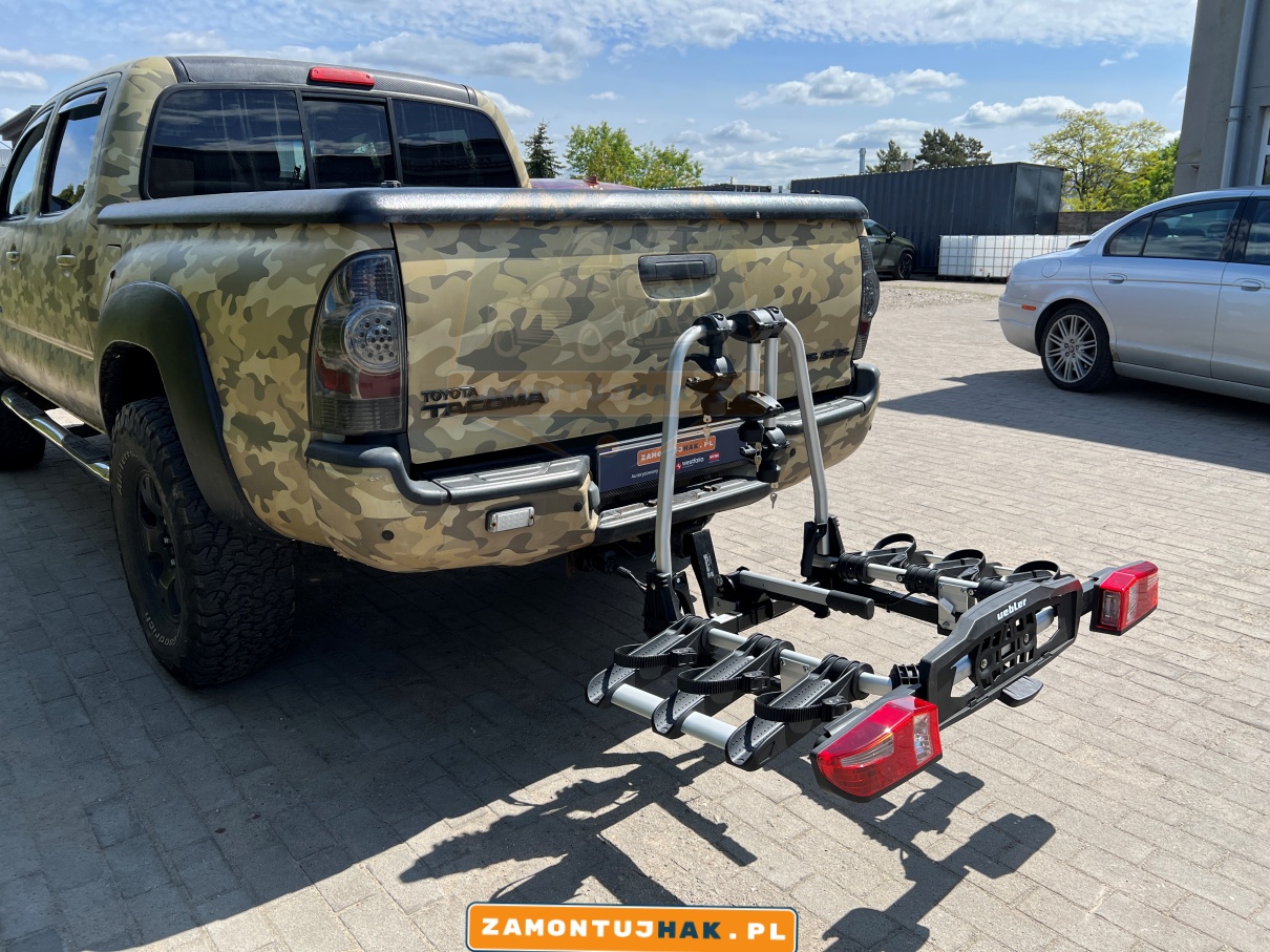 zdjęcie Toyoty Tacoma z profesjonalnie zamontowanym bagażnikiem rowerowym Uebler X31s